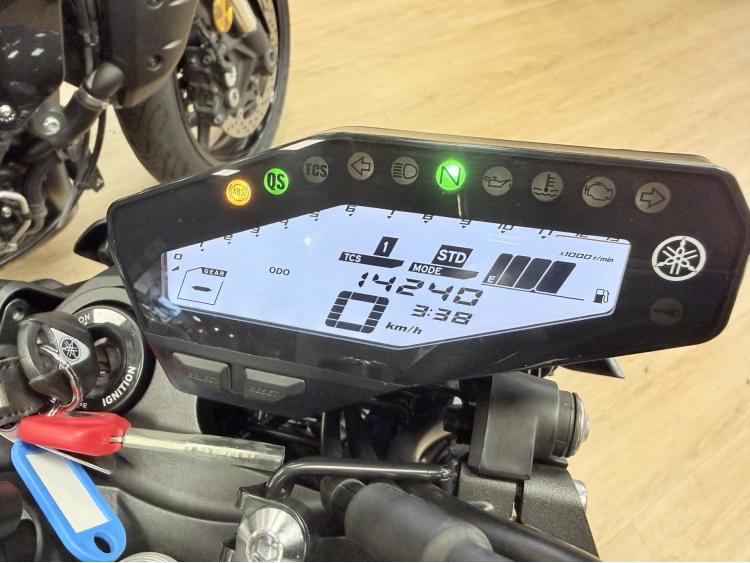 YAMAHA MT-09 NIGHT FLUO AKRAPOVIC 14000kms